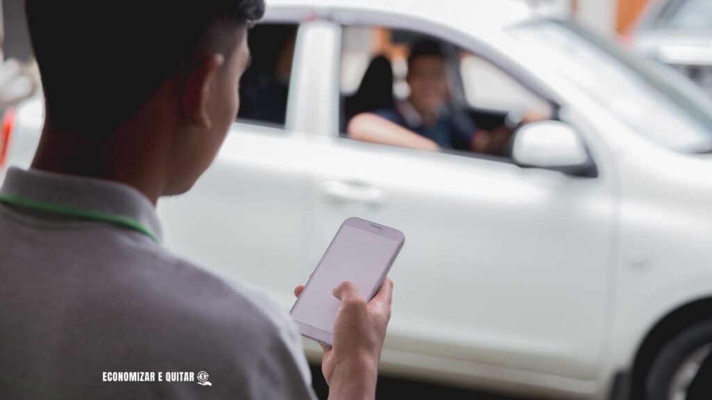 Usuário analisando componentes de tarifa no app Uber em seu smartphone